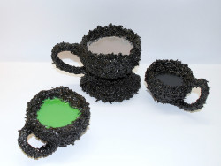 Teatime (Installation), 2022
Tee, Lack, gefärbter Kunstharz
120,-/150,-/180,- EUR Marion Menzel, Ausstellung True Colors 2022: Teetassen 06