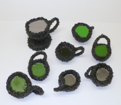 Teatime (Installation), 2022
Tee, Lack, gefärbter Kunstharz
120,-/150,-/180,- EUR Marion Menzel, Ausstellung True Colors 2022: Teetassen 14